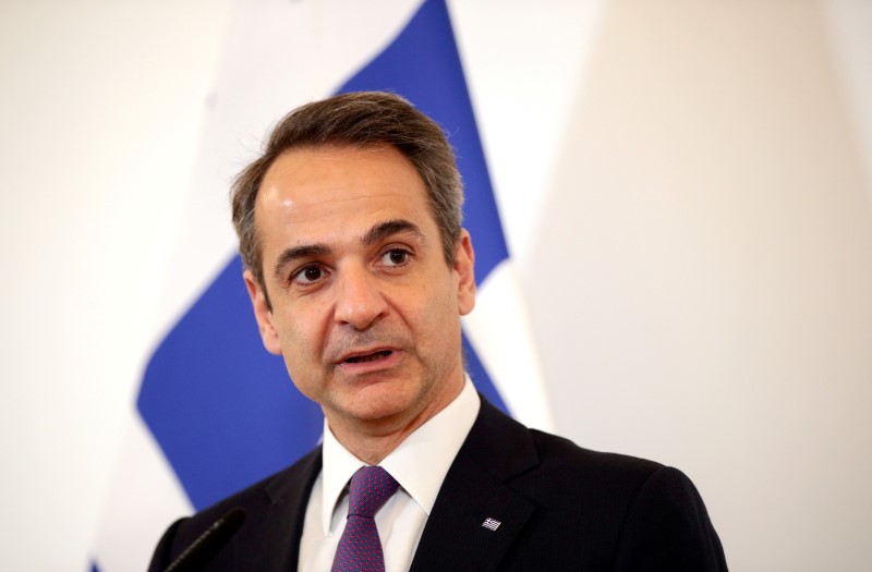 © Reuters. FILE PHOTO: Greek Prime Minister Kyriakos Mitsotakis and Austrian Chancellor Sebastian Kurz hold a joint news conference in Vienna