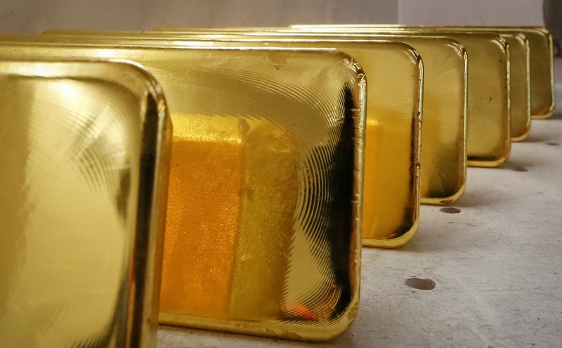 © Reuters. FILE PHOTO: Newly casted ingots of 99.99% pure gold are stored after weighing at the Krastsvetmet non-ferrous metals plant in the Siberian city of Krasnoyarsk