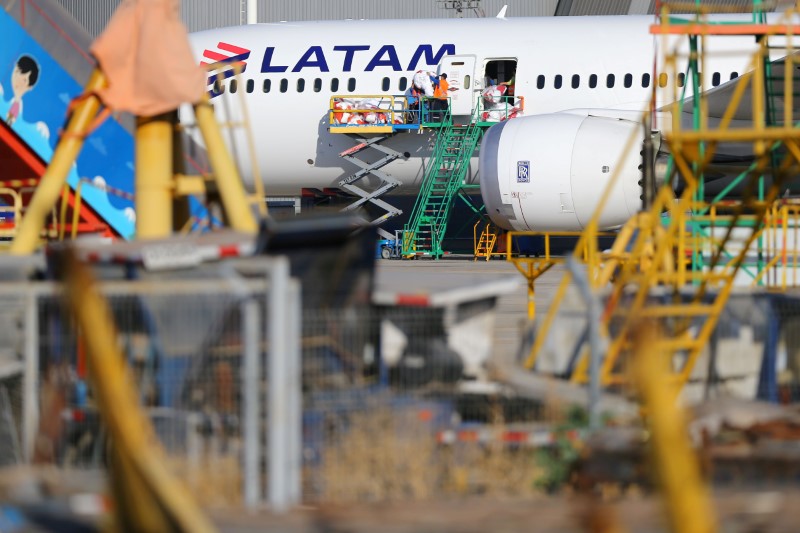 © Reuters. Aeronave da Latam no aeroporto internacional de Santiago, Chile