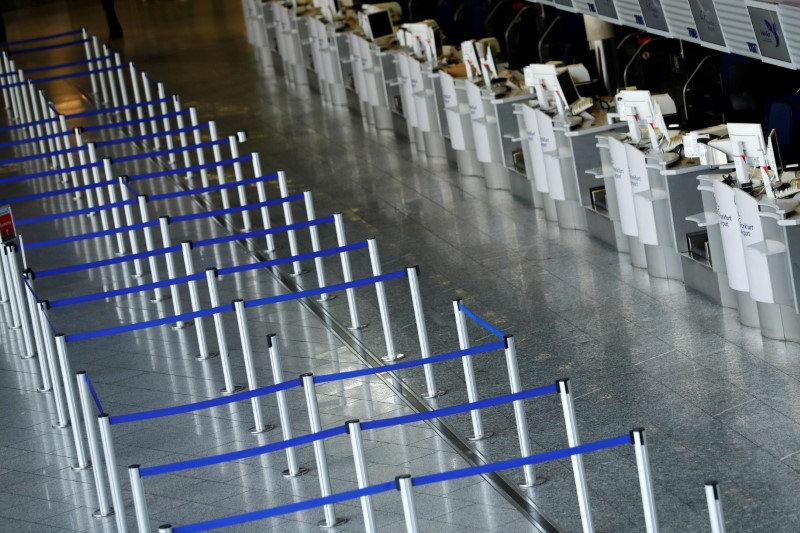 © Reuters. FILE PHOTO: Empty ticket counters are pictured at the airport in Frankfurt