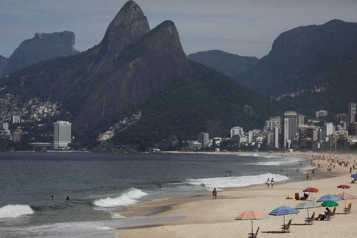 © Reuters. A general view of Ipanema beach during the coronavirus disease (COVID-19) outbreak in Rio de Janeiro