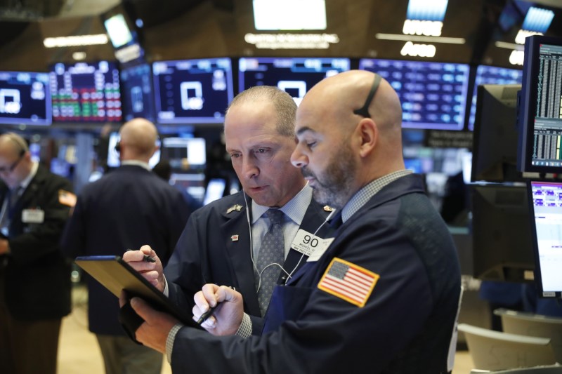 © Reuters. Traders work on the floor of the NYSE in New York