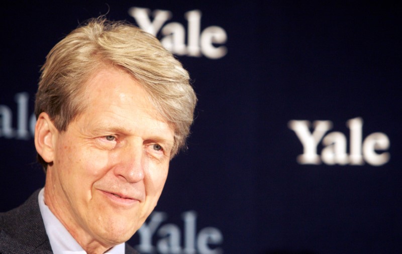 &copy; Reuters. FILE PHOTO: Robert Shiller, one of three American scientists who won the 2013 economics Nobel prize, attends a press conference in New Haven