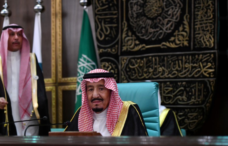 © Reuters. FILE PHOTO: Saudi Arabia's King Salman bin Abdulaziz attends the 14th Islamic summit of the Organisation of Islamic Cooperation (OIC) in Mecca