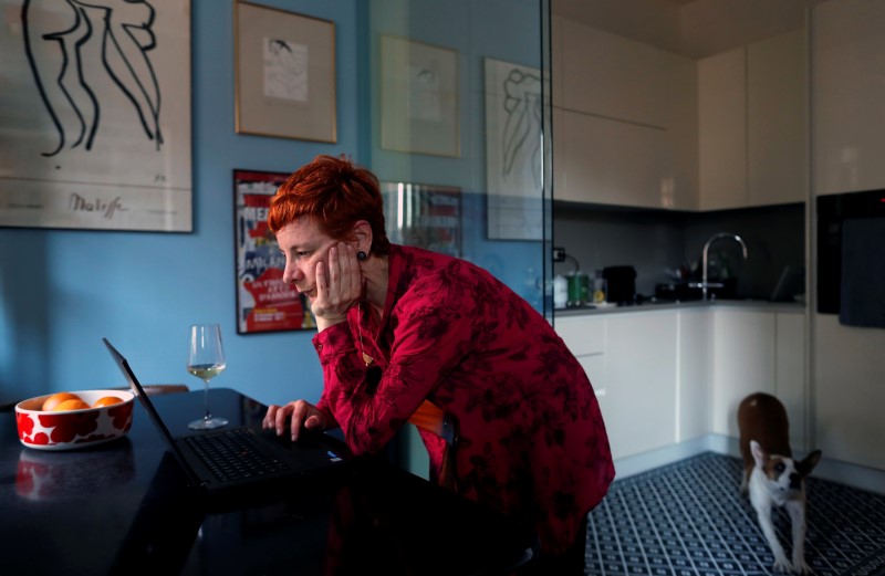 © Reuters. FILE PHOTO: Francesca Valagussa, 40, works at her home at lunchtime, in Rome