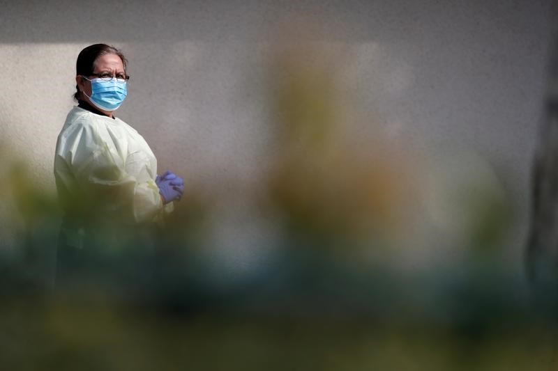 © Reuters. Medical staff waits to assess for COVID-19 at public Victoria Health Unit, BC