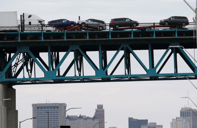 © Reuters. Commercial trucks cross over the Ambassador Bridge, during the coronavirus disease (COVID-19) outbreak, at the international border crossing, which connects with Windsor, Ontario, in Detroit,