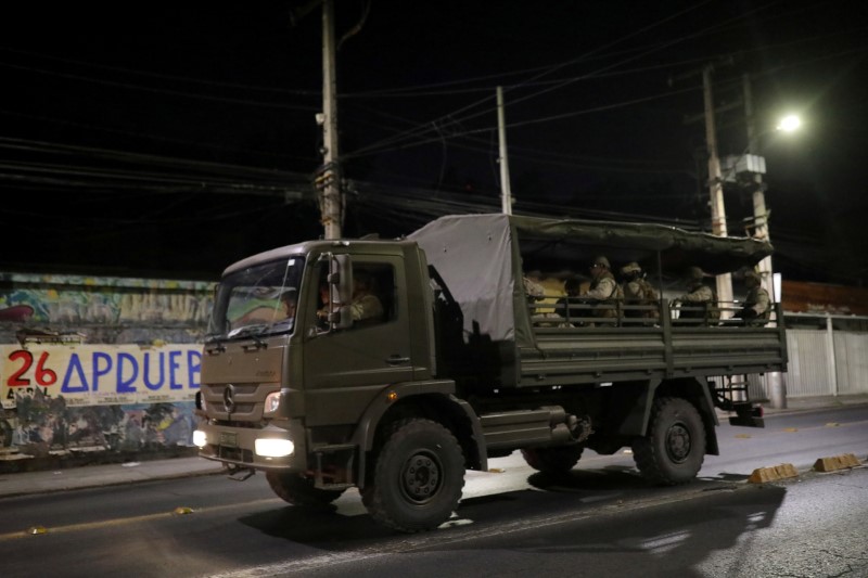 © Reuters. Soldiers patrol the streets of Santiago, in the midst of the outbreak of the coronavirus disease (COVID-19)