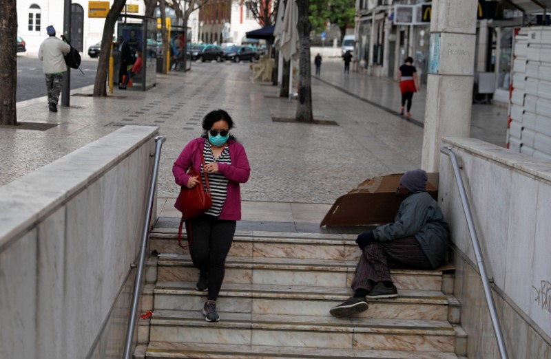 © Reuters. A woman wearing a protective mask as a preventive measure against coronavirus disease (COVID-19) enters the subway at Rossio Square in downtown Lisbon