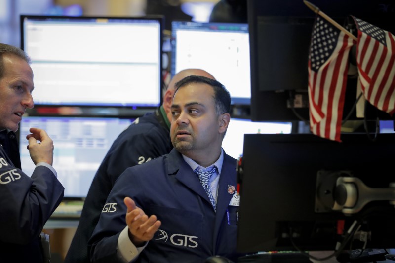 © Reuters. Traders work on the floor of the NYSE in New York