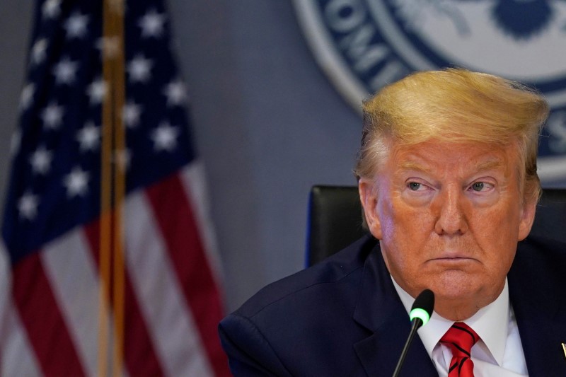 © Reuters. U.S. President Donald Trump attends a meeting at the Federal Emergency Management Agency headquarters, in Washington