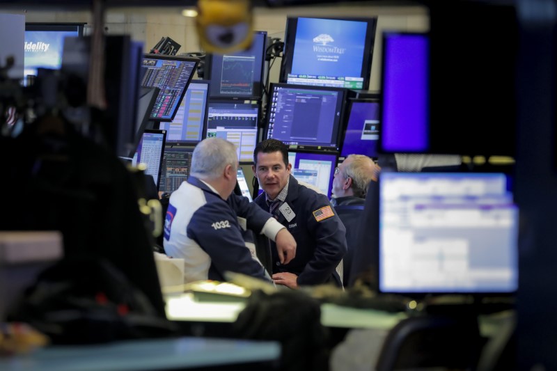 © Reuters. Traders work on the floor of the NYSE in New York