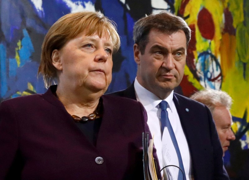 © Reuters. FILE PHOTO: German Chancellor Merkel attends a news conference in Berlin