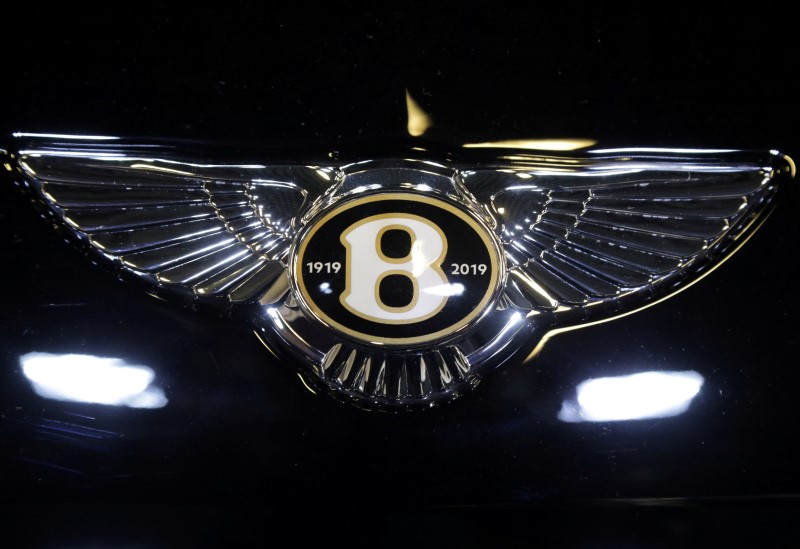 © Reuters. FILE PHOTO: The logo of Bentley carmaker is seen on a car at the Top Marques fair in Monaco