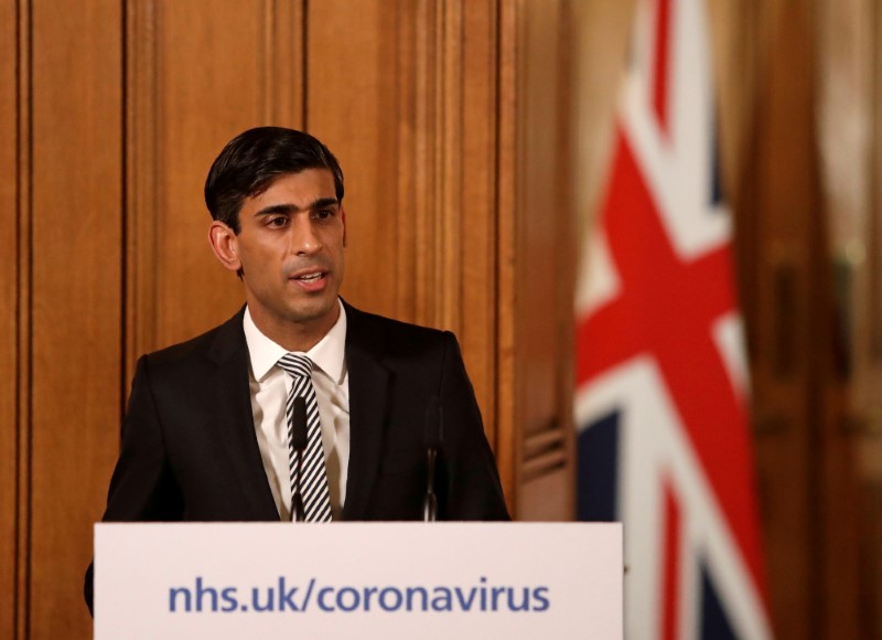 © Reuters. FOTO DE ARCHIVO: El canciller de Hacienda, Rishi Sunak, habla durante una conferencia de prensa sobre la situación actual con la enfermedad por coronavirus (COVID-19) en Londres