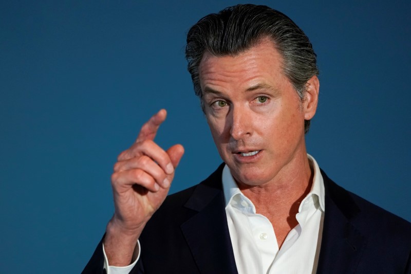 © Reuters. California governor Gavin Newsom speaks at a news conference in San Diego