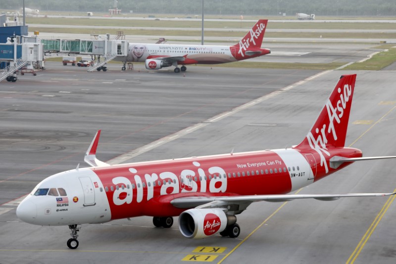 © Reuters. AirAsia planes are seen on the tarmac of Kuala Lumpur International Airport 2 (KLIA2) in Sepang
