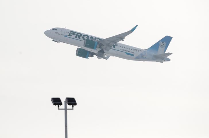 © Reuters. A Frontier Airlines Airbus A320neo plane departs from O'Hare International Airport in Chicago