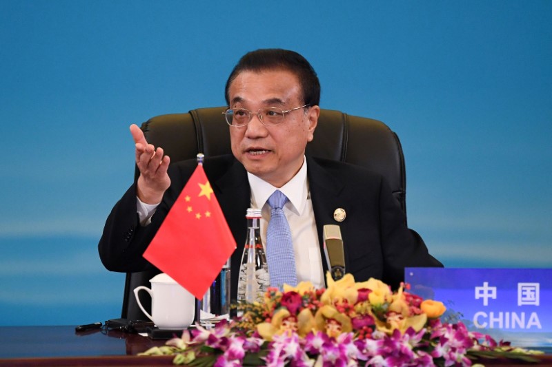 © Reuters. China's Premier Li Keqiang speaks at the 8th trilateral leaders' meeting between China, South Korea and Japan in Chengdu