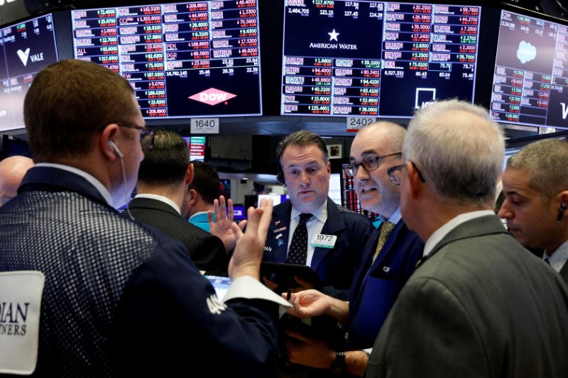 © Reuters. Traders work on the floor of the New York Stock Exchange (NYSE) near the close of trading in New York