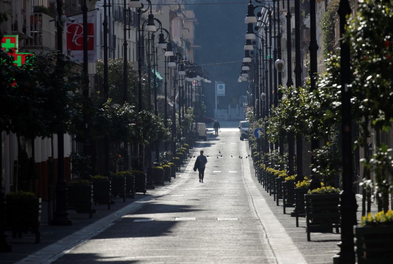 © Reuters. FILE PHOTO: Italians continue second week in coronavirus lockdown