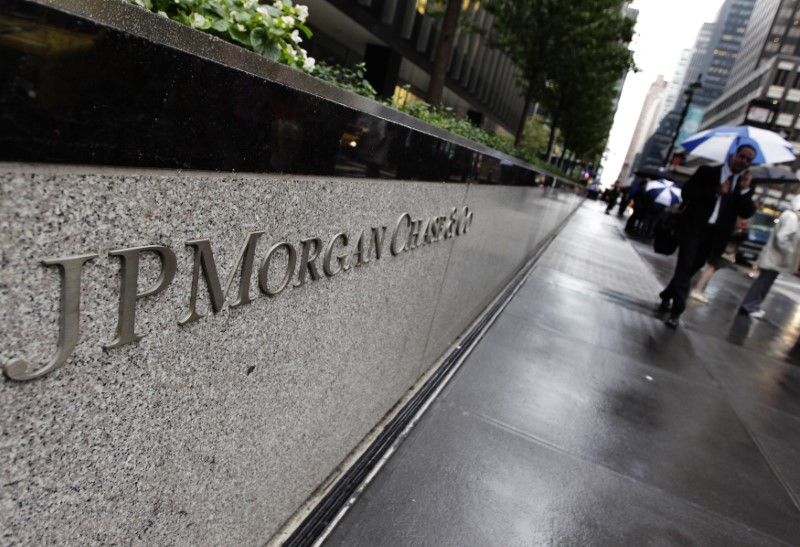 © Reuters. The entrance to JPMorgan Chase's international headquarters on Park Avenue is seen in New York