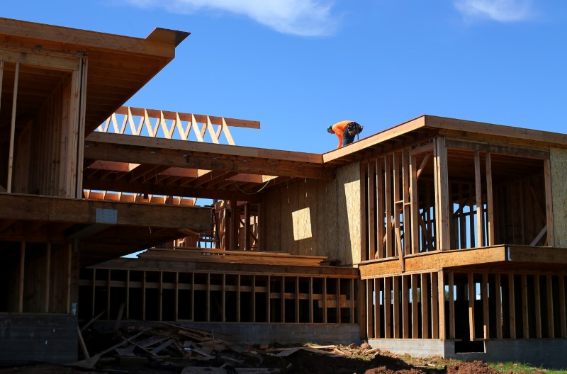 © Reuters. FILE PHOTO:  Construction workers build a single family home in San Diego, California