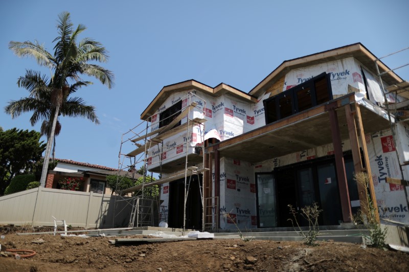 © Reuters. FILE PHOTO:  A new apartment building housing construction site is seen in Los Angeles