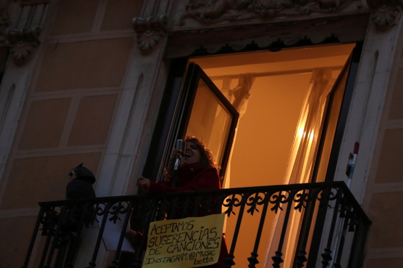 Una cantante ameniza con blues las noches de encierro de sus vecinos en Madrid