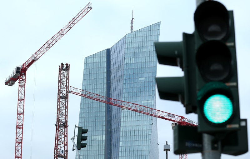 © Reuters. Specialists work on a crane in front of the European Central Bank (ECB) in Frankfurt