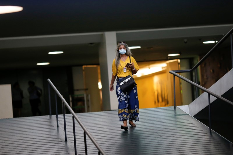 © Reuters. Mulher de máscara em corredor de acesso ao Congresso Nacional