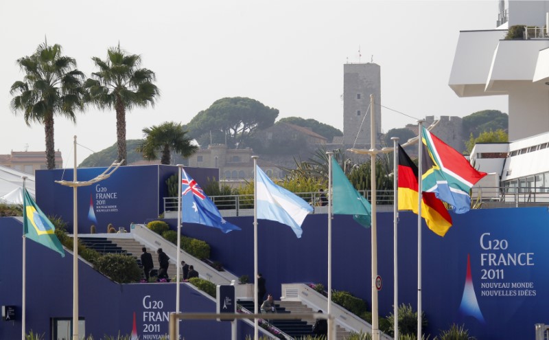 © Reuters. Bandeiras de países do G20 em meio à cúpula de 2011 do grupo, ocorrida na França