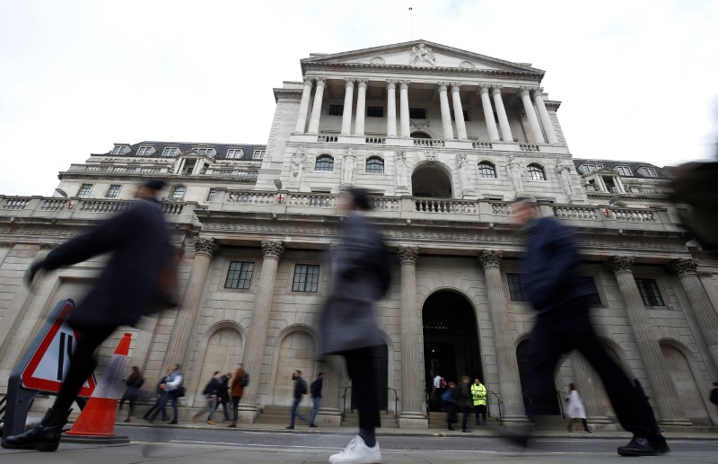 © Reuters. People walk in front of the Bank of England, following an outbreak of the coronavirus, in London