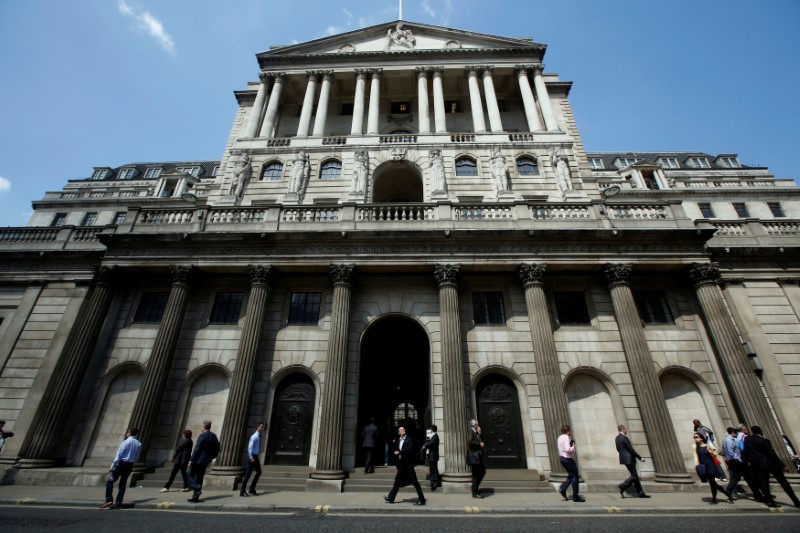 © Reuters. FILE PHOTO: Pedestrians walk past the Bank of England in the City of London