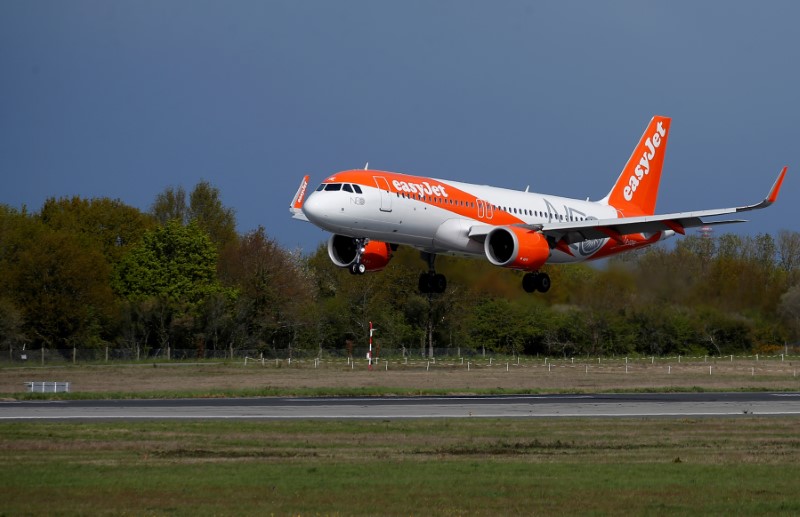 © Reuters. An easyJet Airbus A320-251NEO plane lands during the inauguration of the new easyJet base at the Nantes-Atlantique airport in Bouguenais near Nantes