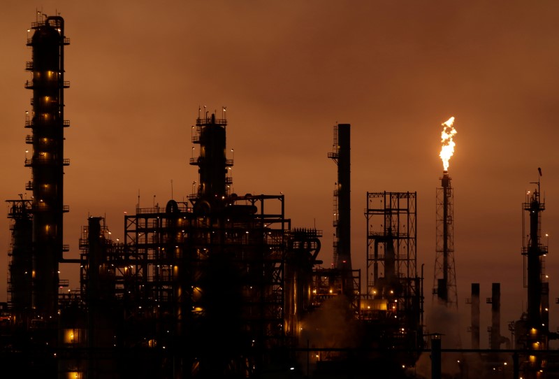 © Reuters. Refinaria de petróleo em Cadereyta, México