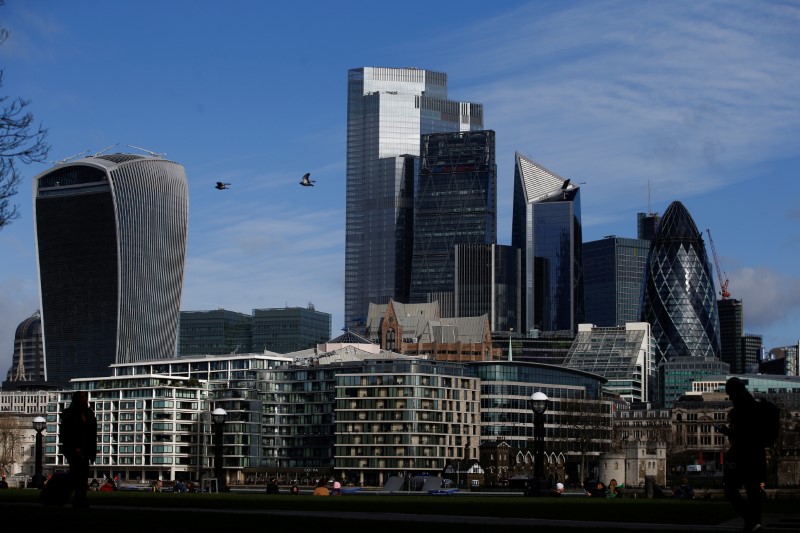 © Reuters. FOTO DE ARCHIVO: se puede ver el distrito financiero de la ciudad de Londres, mientras que las acciones británicas caen cuando los inversores temen que el brote de coronavirus pueda estancar la economía global, en Londres
