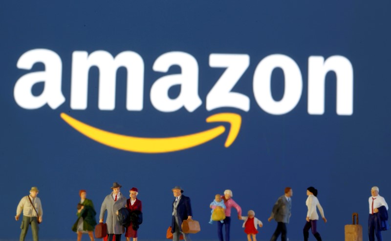 © Reuters. FILE PHOTO: Small toy figures are seen in front of diplayed Amazon logo