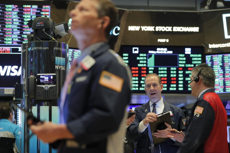 © Reuters. Los comerciantes trabajan en el piso de la NYSE en Nueva York