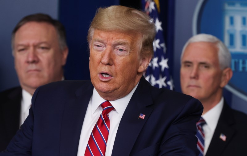 © Reuters. U.S. President Trump leads coronavirus task force daily briefing at the White House in Washington