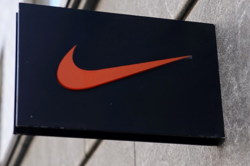 © Reuters. FILE PHOTO: The Nike swoosh logo is pictured on a store in New York City