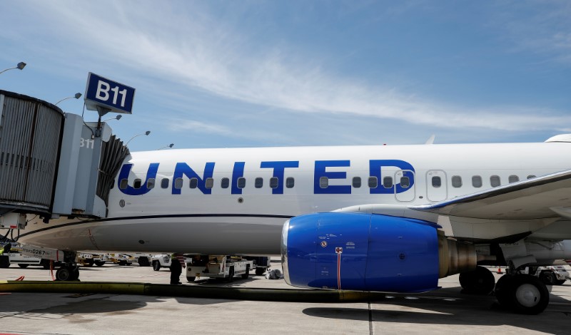 © Reuters. FILE PHOTO: United Airlines first new livery Boeing 737-800 sits at a gate O'Hare International Airport in Chicago
