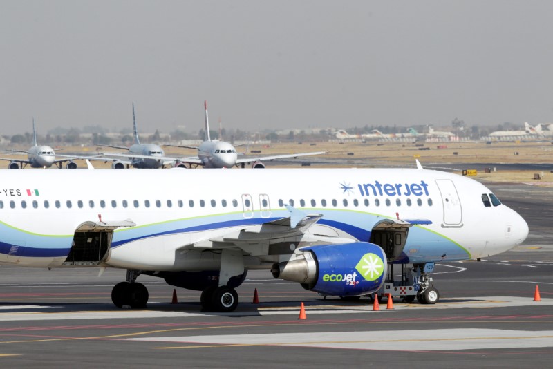 © Reuters. FILE PHOTO: Interjet Airbus A320-214 aircraft sits on the tarmac at Benito Juarez International Airport in Mexico City