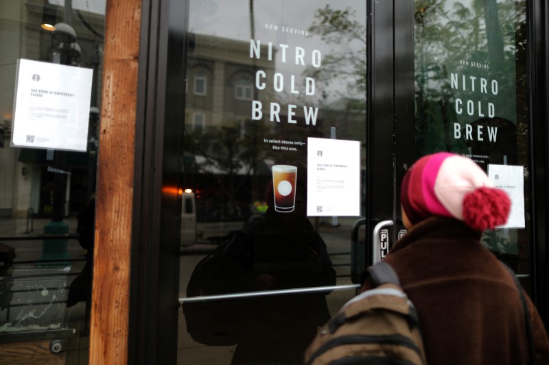 © Reuters. FILE PHOTO: A woman reads a closed sign at Starbucks during the global outbreak of coronavirus (COVID-19) in Santa Monica