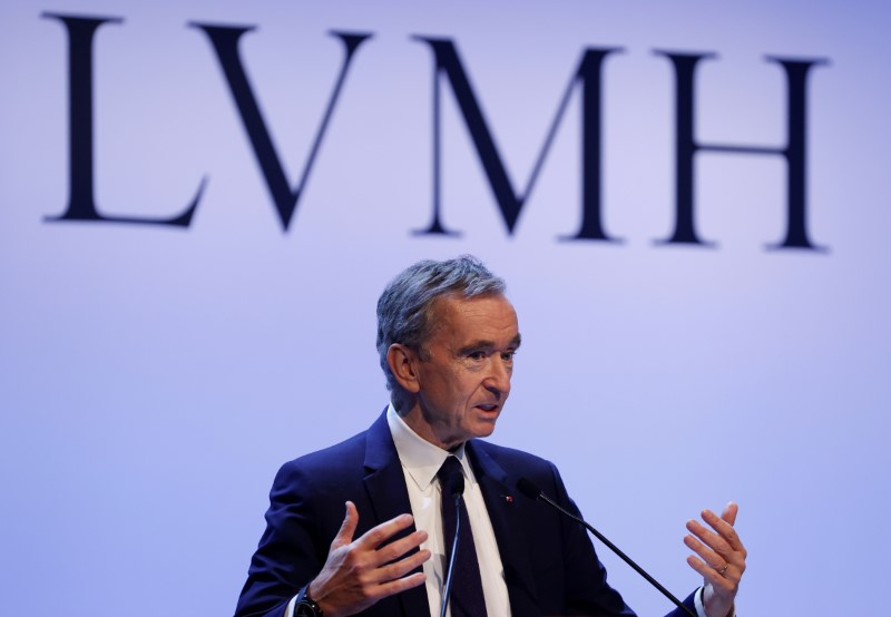 © Reuters. FILE PHOTO: LVMH Chief Executive Bernard Arnault announces the group's 2019 results