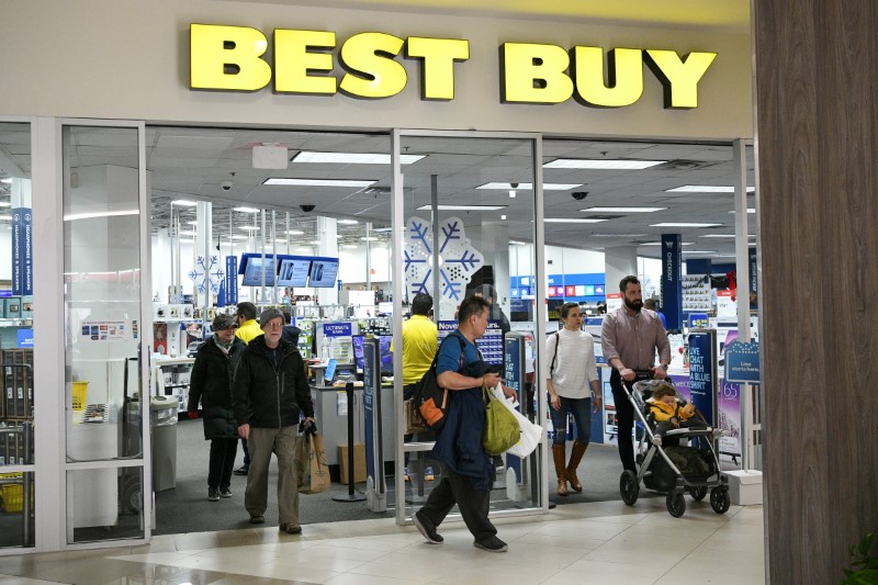 © Reuters. Holiday shoppers leave a Best Buy store at the Pentagon Centre shopping mall in Arlington