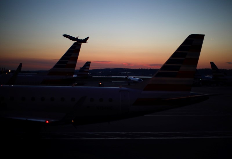 © Reuters. An airplane takes off from the Ronald Reagan National Airport as air traffic is affected by the spread of the coronavirus disease (COVID-19), in Washington