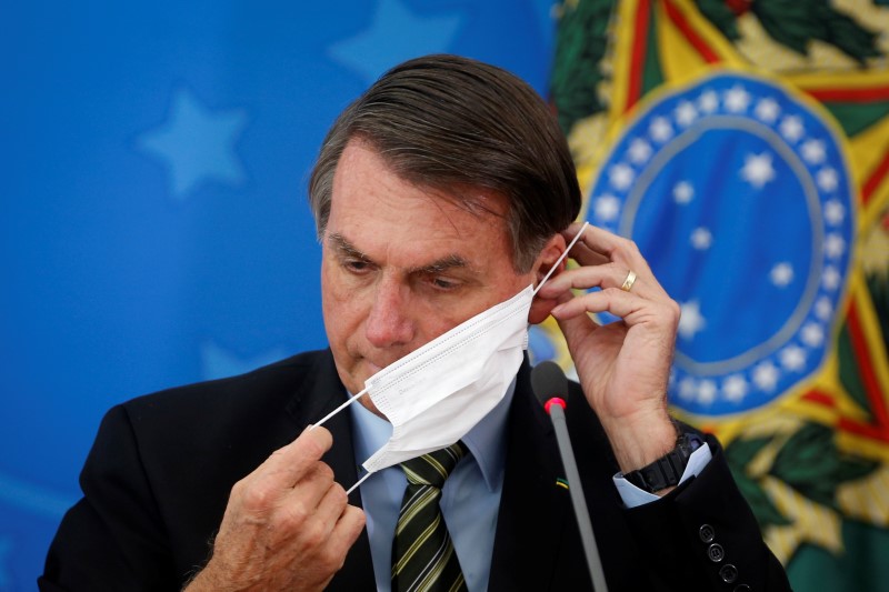 Sao Paulo iniciará cuarentena de dos semanas en Brasil, Bolsonaro critica &quot;histeria&quot;