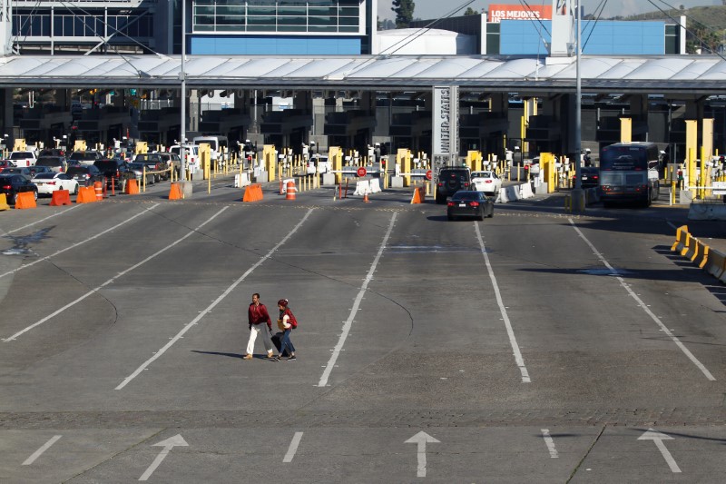 © Reuters. A general view shows an almost empty Mexico-U.S. San Ysidro border crossing is pictured in Tijuana