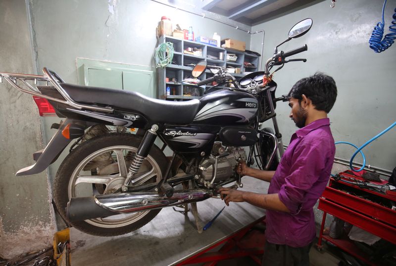 © Reuters. أكبر صانع دراجات نارية هندي يغلق جميع مصانعه بسبب كورونا